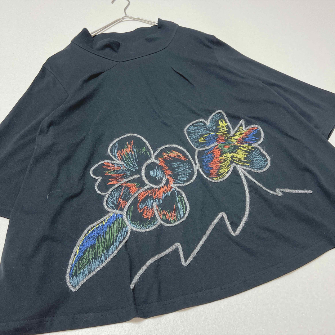 Sensounico(センソユニコ)の【新品】慈雨 センソユニコ デザインカットソー アシンメトリー 刺繍 レディースのトップス(カットソー(半袖/袖なし))の商品写真