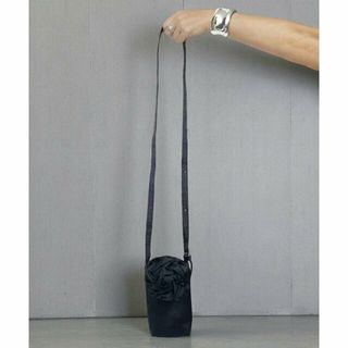 スタイロ(styiro)の【BK】styiro/サテンバラモチーフスマホポシェット(ショルダーバッグ)
