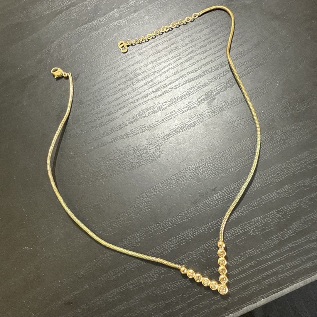 Christian Dior(クリスチャンディオール)のChristian Dior ラインストーン付きVモチーフネックレス　ゴールド レディースのアクセサリー(ネックレス)の商品写真