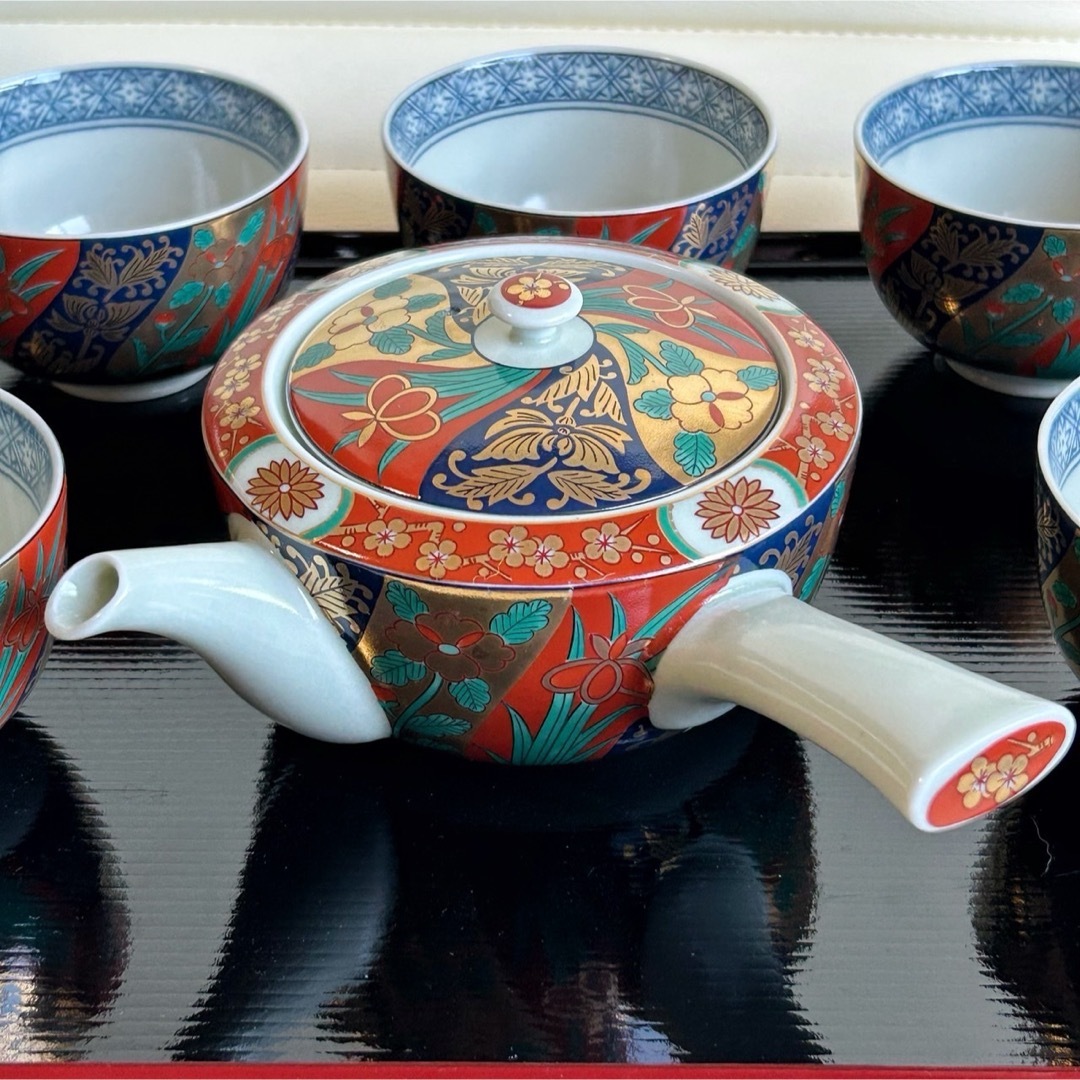 有田焼(アリタヤキ)の有田焼　青藍窯　金襴手　茶器セット　急須　湯呑み　5客　菊紋　花柄　金彩　和柄 インテリア/住まい/日用品のキッチン/食器(食器)の商品写真