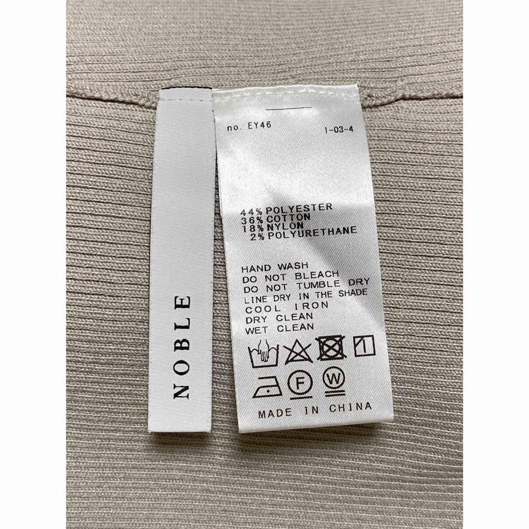 NOBLE　ボトルネックノースリリブニット　F　ベージュ Noble - ノーブル NOBLE ボトルネックノースリリブニットの通販