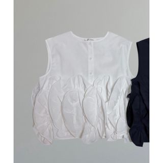 新品 hiand  Frilled sleeveless blouse 大人気