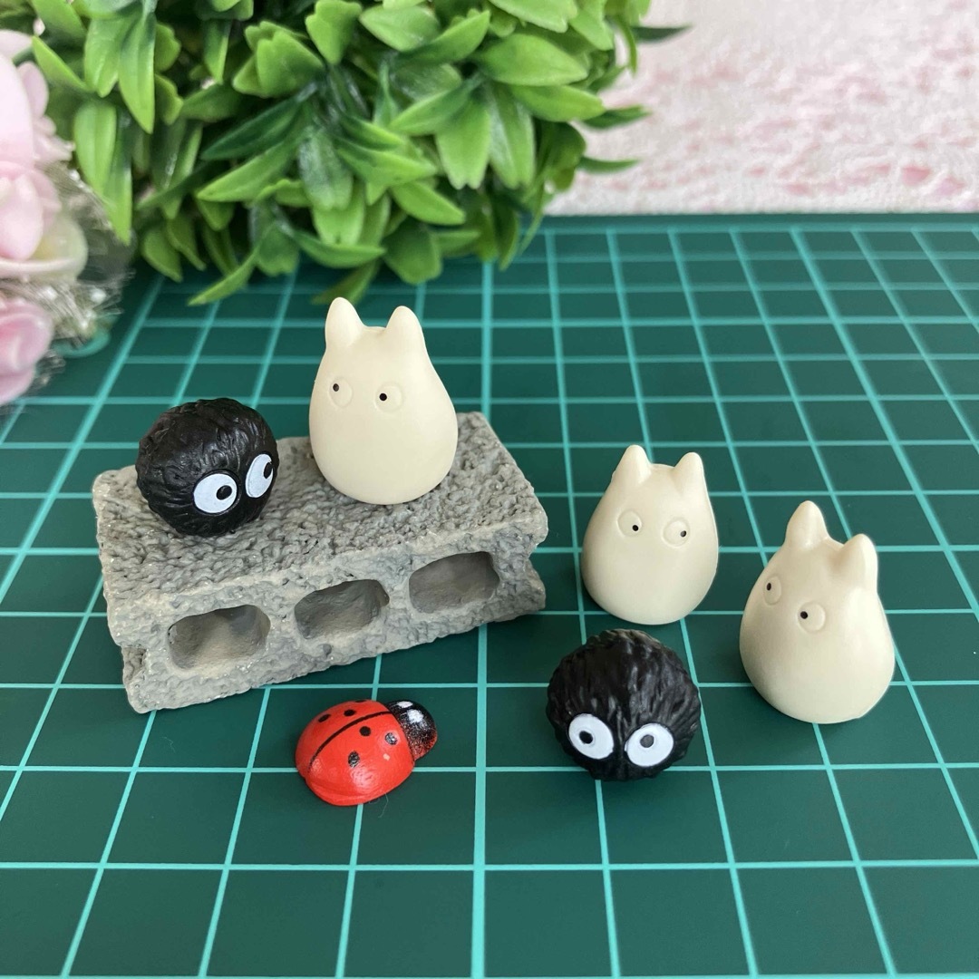 まっくろくろすけ  小トトロ  ブロック  てんとう虫  フィギュア ミニチュア エンタメ/ホビーのおもちゃ/ぬいぐるみ(キャラクターグッズ)の商品写真
