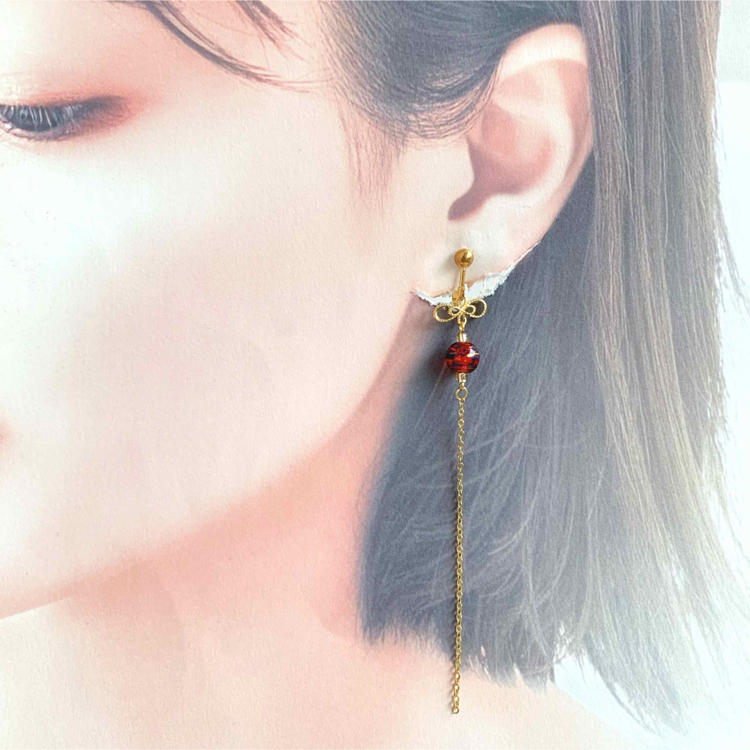 ハンドメイド＊赤ビーズとゴールドロングチェーン揺れる和風イヤリング＊ピアス変更可 ハンドメイドのアクセサリー(イヤリング)の商品写真