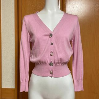 スナイデル(SNIDEL)のsnidel スナイデル　ビジュー付き　ピンク　ショート　長袖カーディガン(カーディガン)
