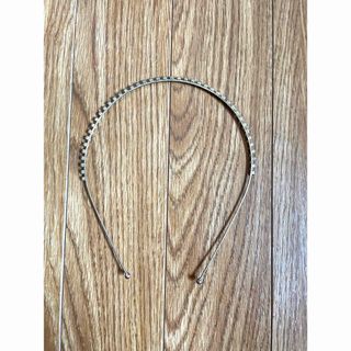 【新品未使用】ヘアアクセサリー カチューシャ  キラキラストーン付き(カチューシャ)