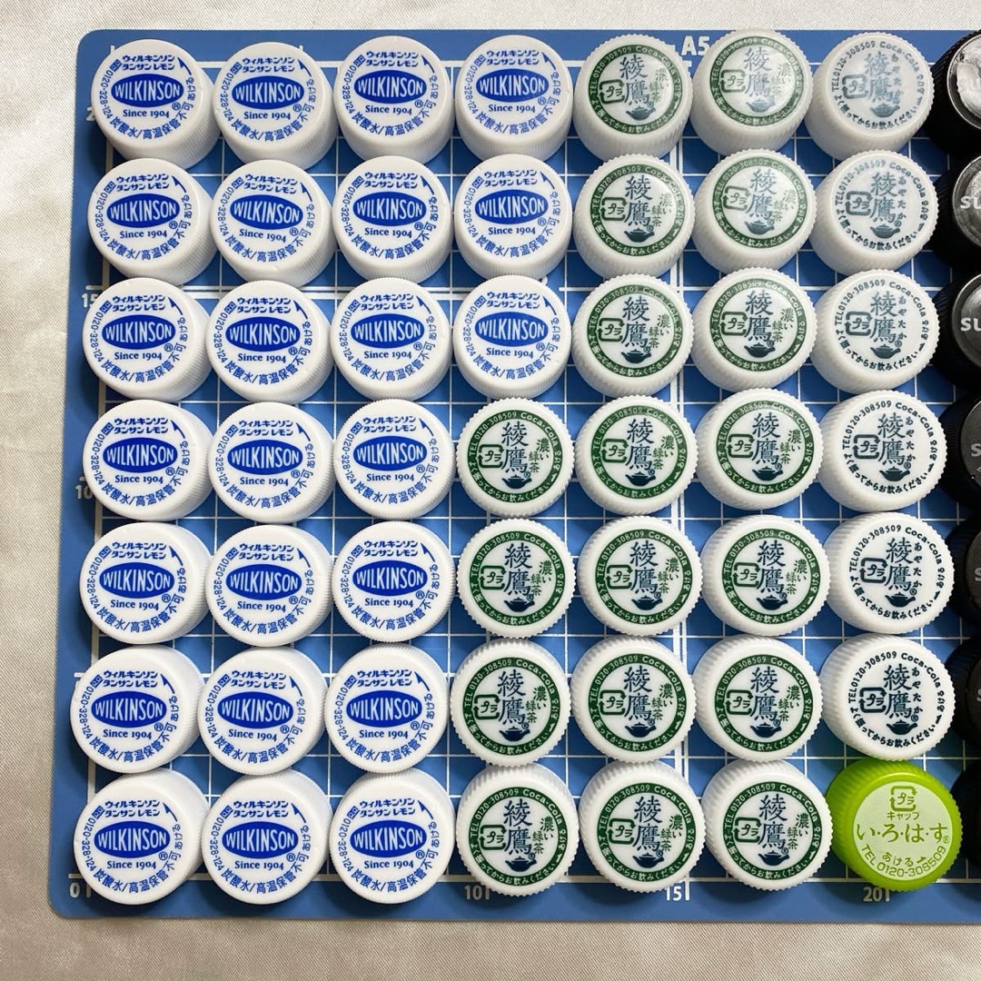 ペットボトルキャップ70コ匿名配送送料無料 DIY 自由研究 工作 SDGS ハンドメイドの素材/材料(各種パーツ)の商品写真