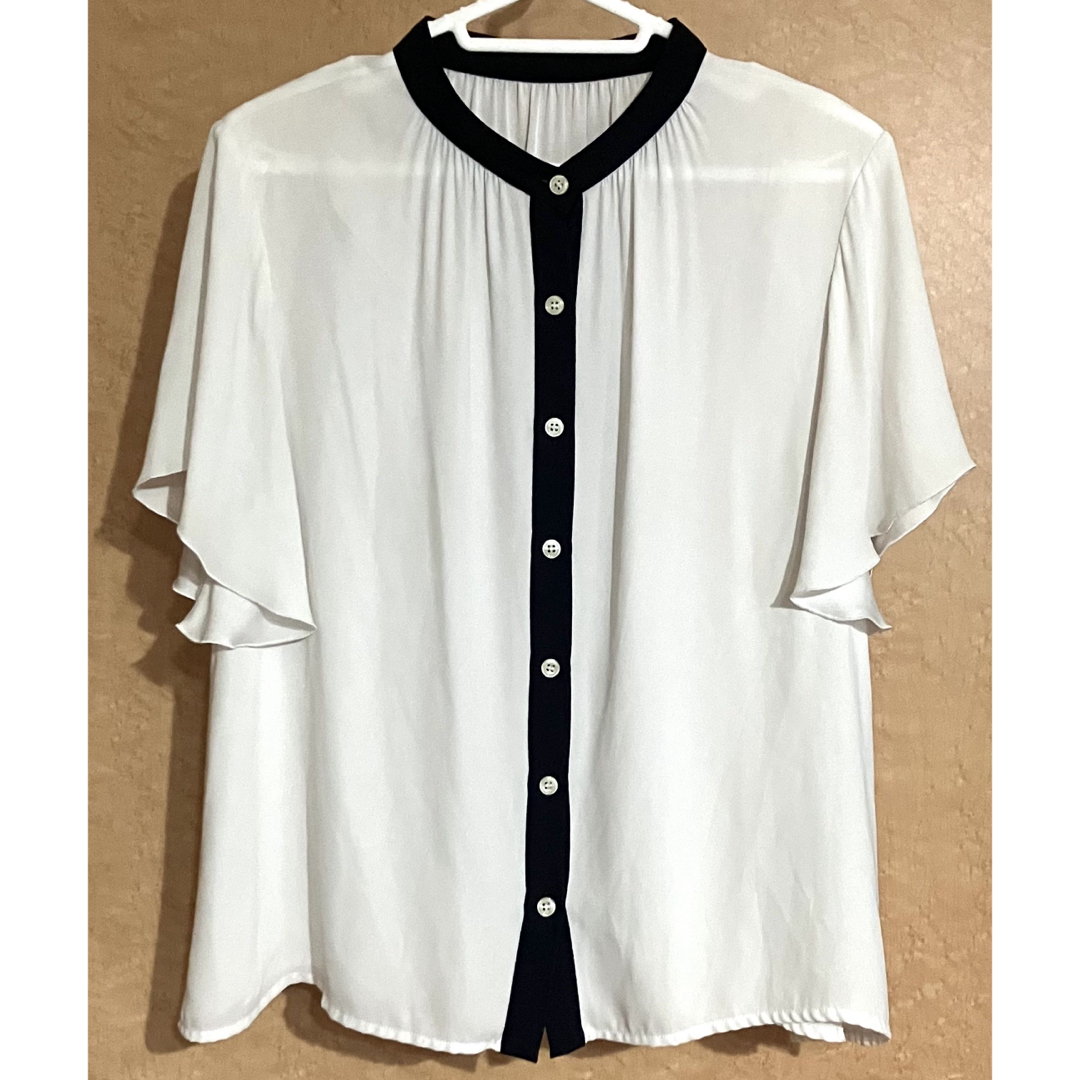 「SODAsis」ソダシス WHITE×BLACK バイカラーブラウス　38 レディースのトップス(シャツ/ブラウス(半袖/袖なし))の商品写真
