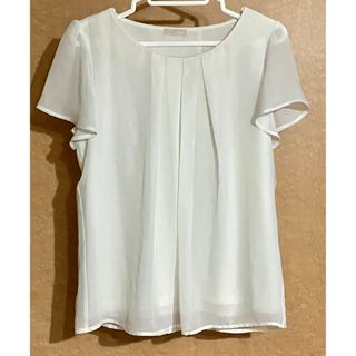 フェリシモ(FELISSIMO)の［フェリシモ］ホワイトシフォン　半袖ブラウス　＊前プリーツ・後ろスリット＊ L(シャツ/ブラウス(半袖/袖なし))