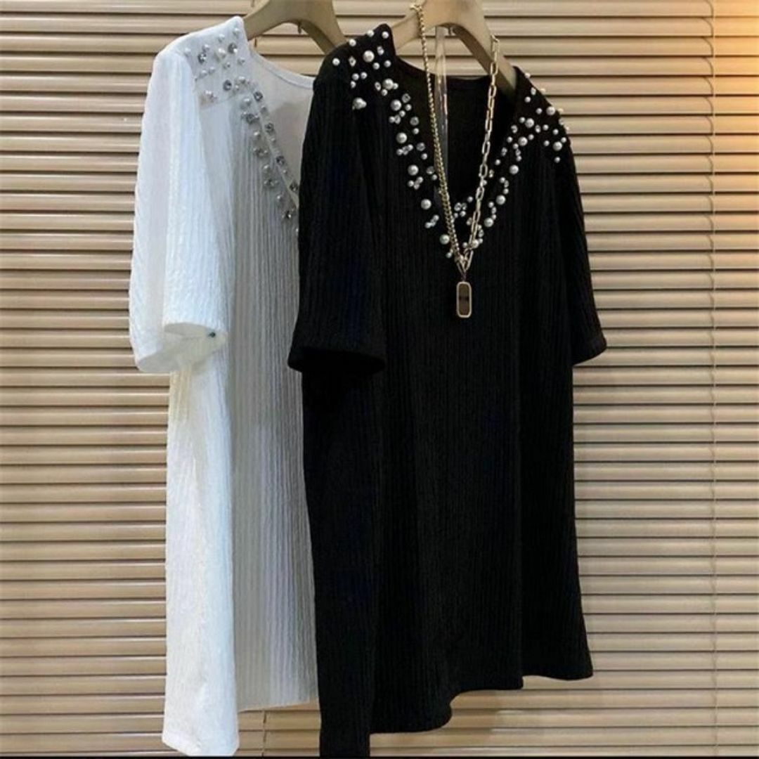 【3L4L】パール＆クリスタルビジュー付きの胸元クロス　ストレッチカットソー/黒 レディースのトップス(カットソー(半袖/袖なし))の商品写真