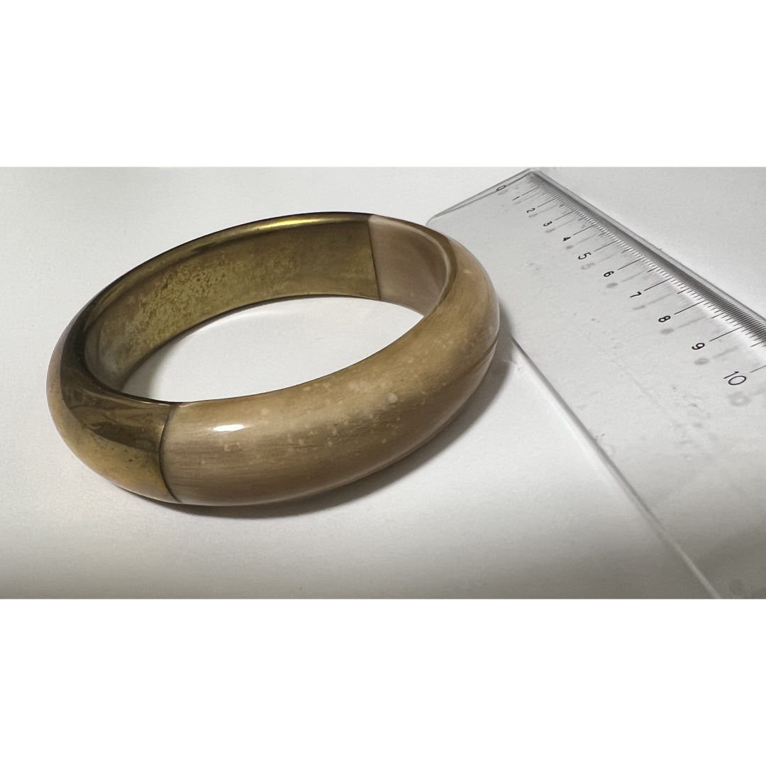 ゴールドとベージュのコンビネーションの太いバングル。  レディースのアクセサリー(ブレスレット/バングル)の商品写真
