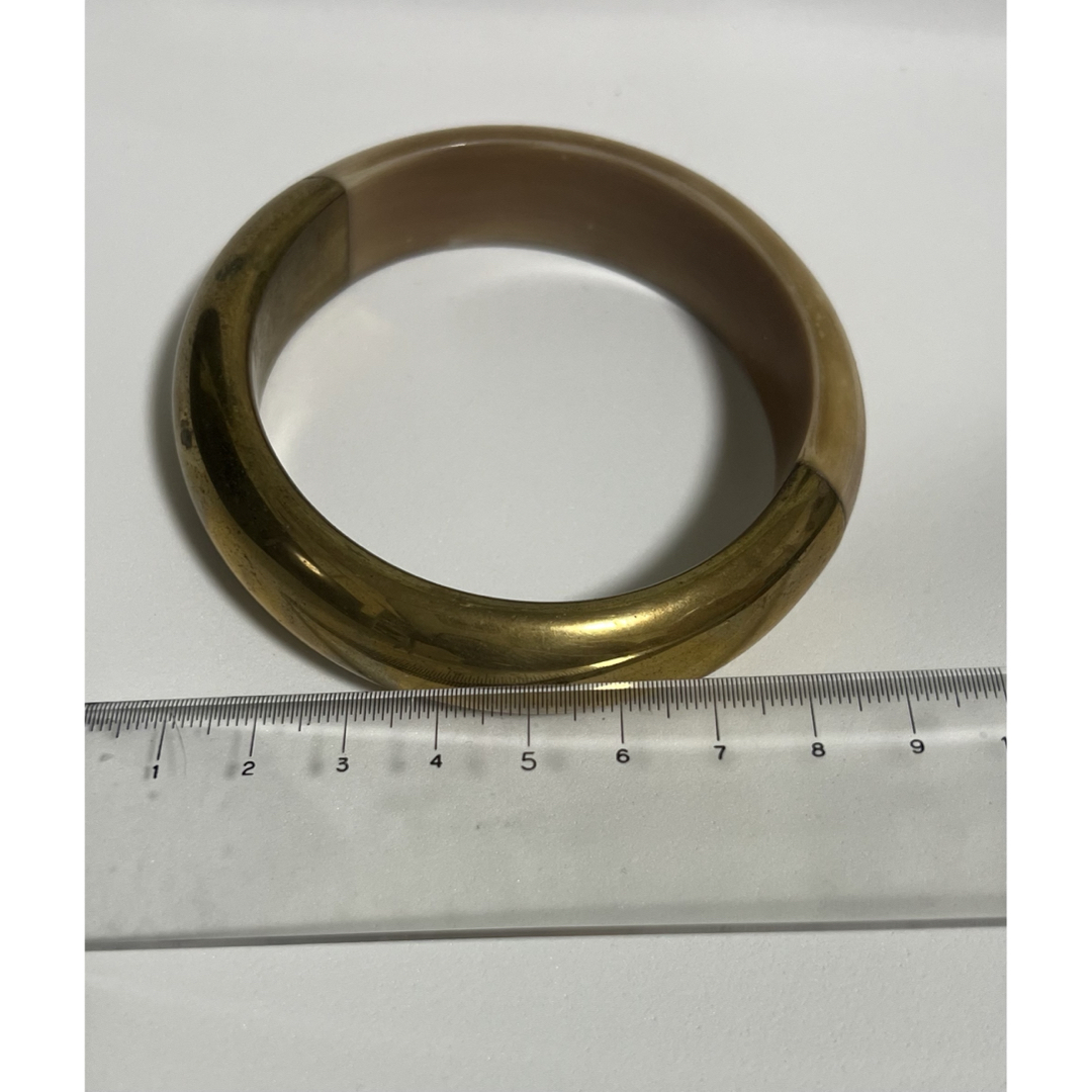 ゴールドとベージュのコンビネーションの太いバングル。  レディースのアクセサリー(ブレスレット/バングル)の商品写真