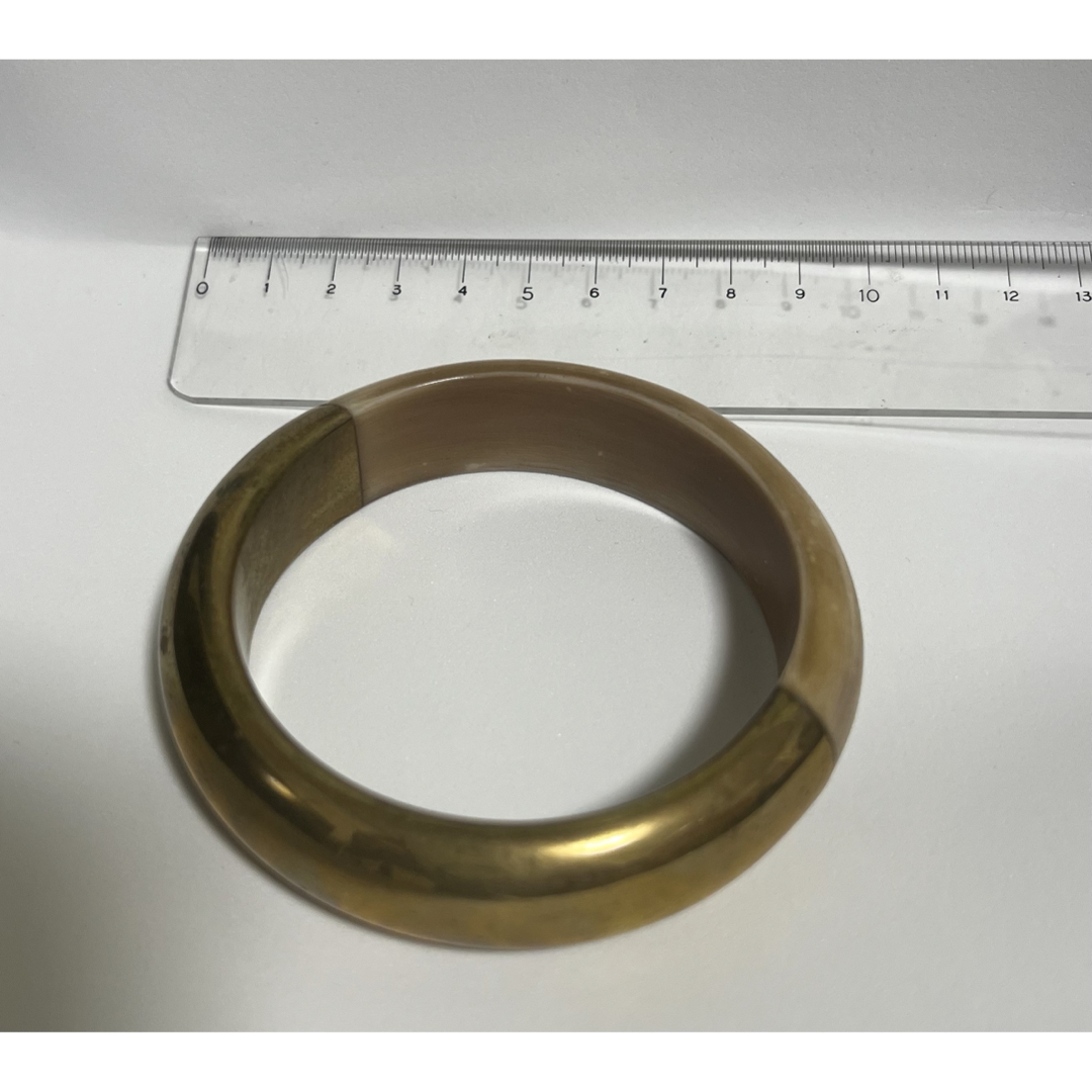 ゴールドとベージュのコンビネーションの太いバングル。  レディースのアクセサリー(ブレスレット/バングル)の商品写真