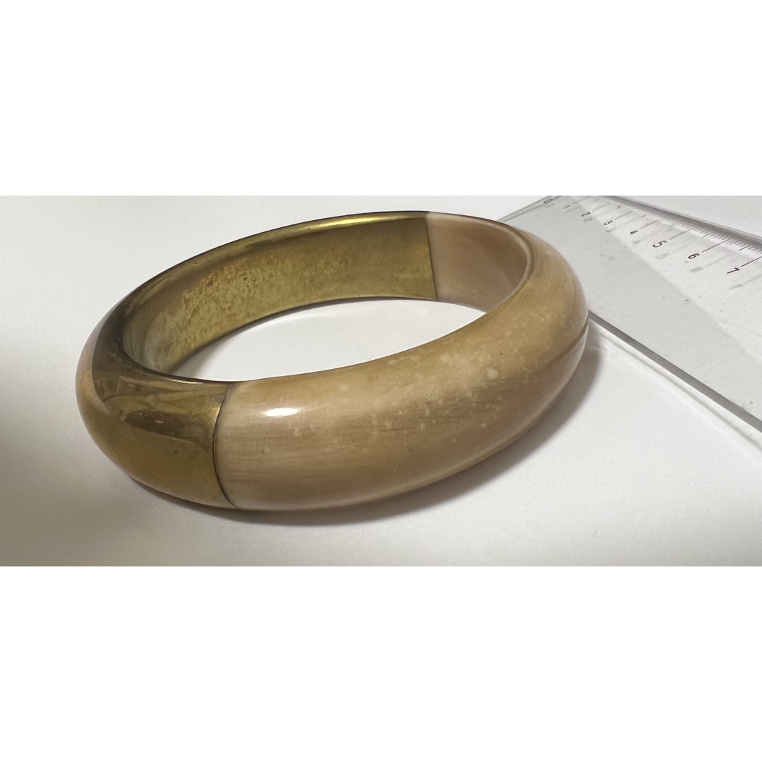ゴールドとベージュのコンビネーションの太いバングル。  レディースのアクセサリー(ブレスレット/バングル)の商品写真