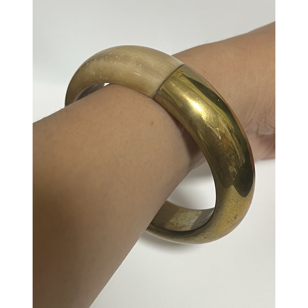 ゴールドとベージュのコンビネーションの太いバングル。  レディースのアクセサリー(ブレスレット/バングル)の商品写真