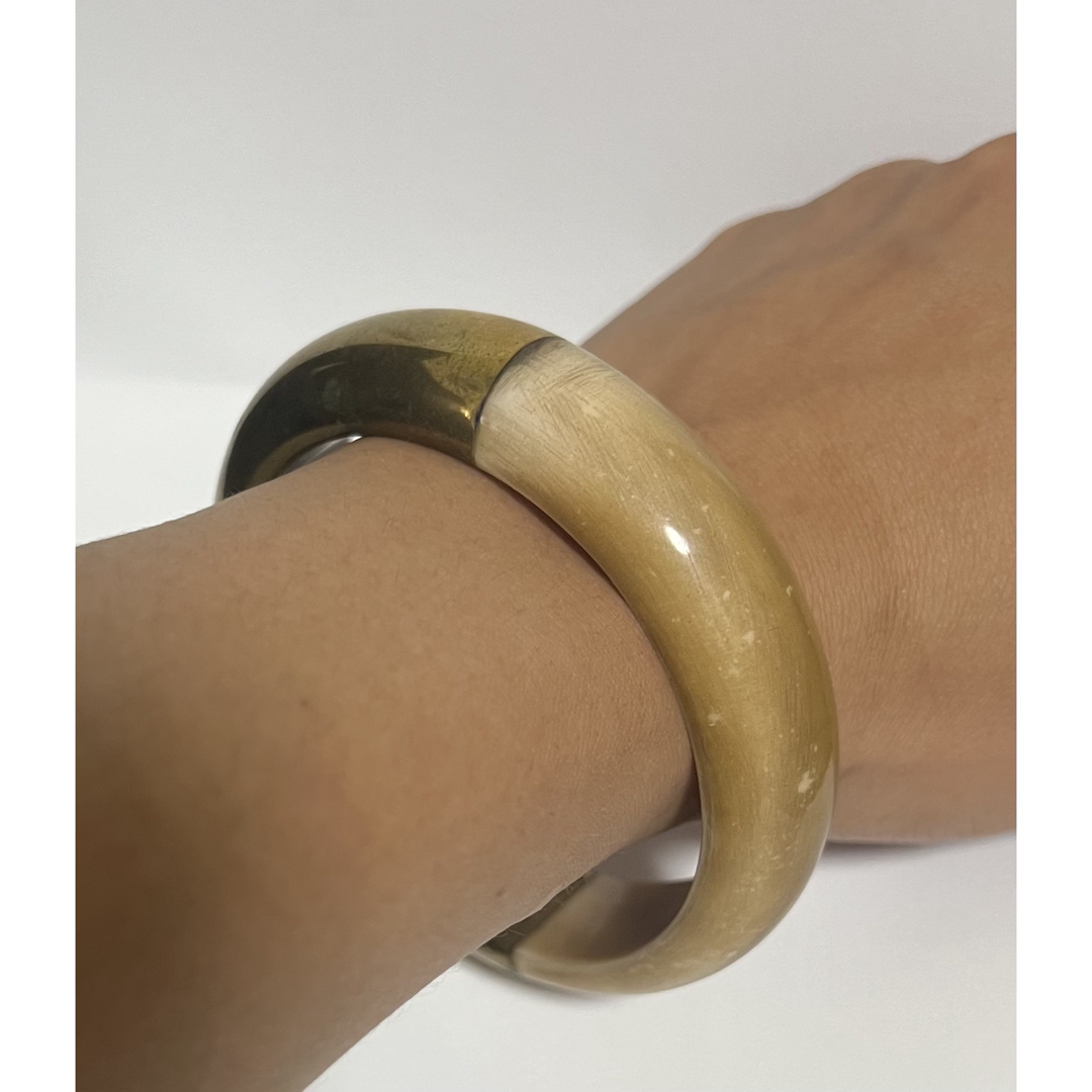 ゴールドとベージュのコンビネーションの太いバングル。  レディースのアクセサリー(ブレスレット/バングル)の商品写真