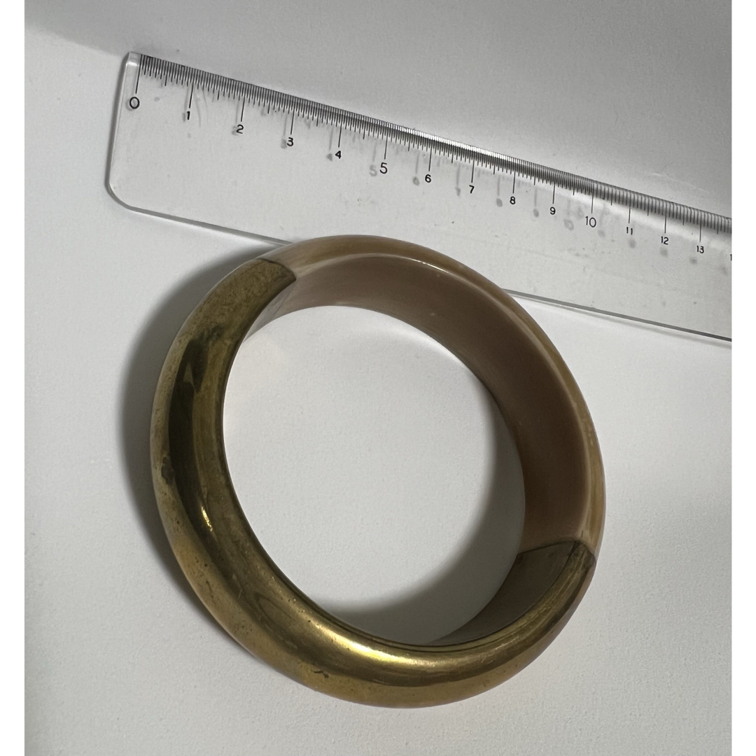 ゴールドとベージュのコンビネーションの太いバングル。  レディースのアクセサリー(ブレスレット/バングル)の商品写真