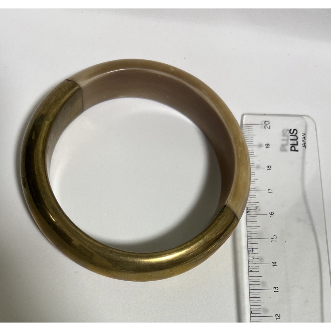 ゴールドとベージュのコンビネーションの太いバングル。  レディースのアクセサリー(ブレスレット/バングル)の商品写真