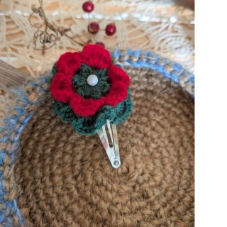 ニットのふわふわお花のパッチンピン(ヘアアクセサリー)