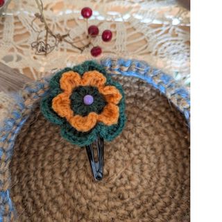ニットのふわふわお花のパッチンピン(ヘアアクセサリー)