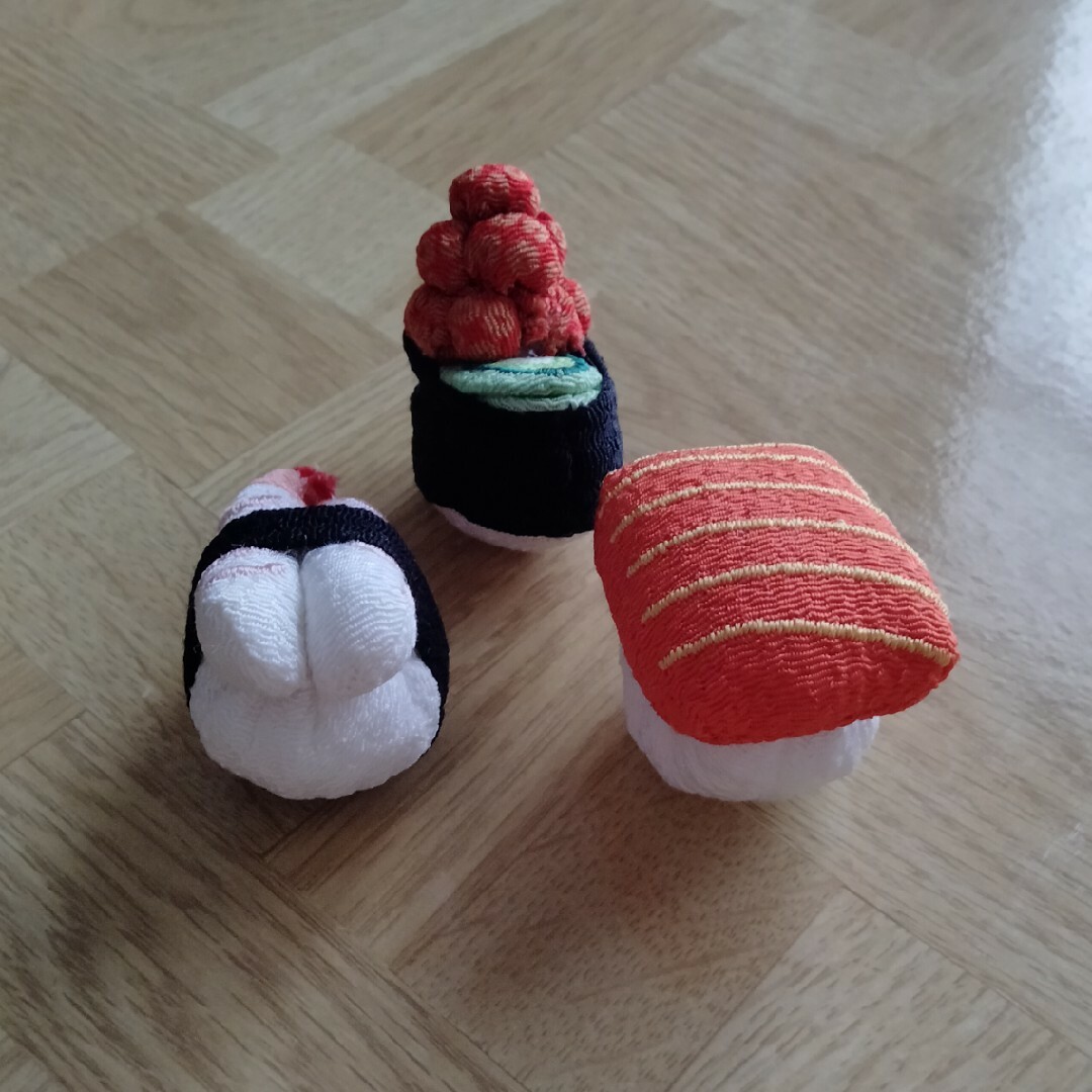 ちりめんマスコット お寿司3種 エンタメ/ホビーのおもちゃ/ぬいぐるみ(ぬいぐるみ)の商品写真
