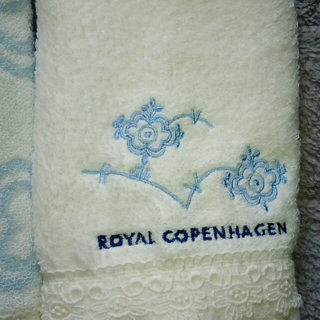 ROYAL COPENHAGEN(ロイヤルコペンハーゲン)のお値下げ　新品　ロイヤルコペンハーゲン　タオルセット インテリア/住まい/日用品の日用品/生活雑貨/旅行(タオル/バス用品)の商品写真