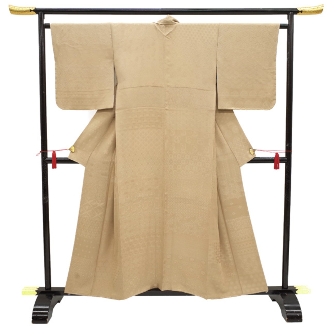 すごい値！ 色無地 リサイクル 着物 正絹 袷 薄茶色 花唐草 地紋 日本の絹 中古 仕立て上がり 身丈156 裄丈64 Ｍサイズ みやがわ nek01324 レディースの水着/浴衣(着物)の商品写真