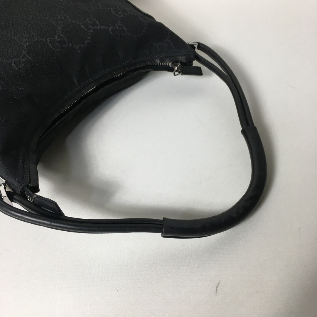 GUCCI(グッチ)の2507-10｜グッチ GGナイロン ワンショルダーバッグ ブラック レディースのバッグ(ショルダーバッグ)の商品写真