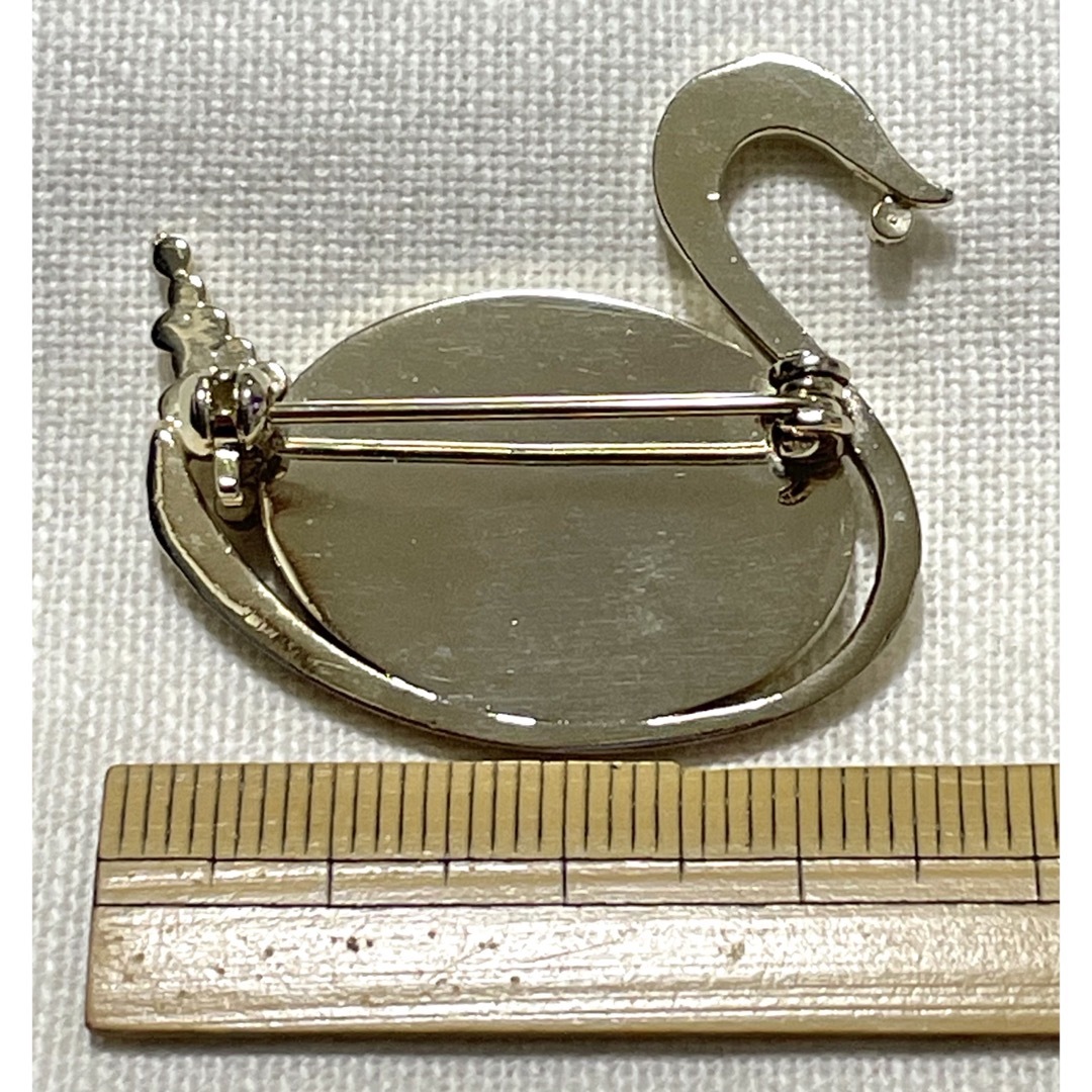 ブローチ モザイク オパール スワン 白鳥 鳥 レディースのアクセサリー(ブローチ/コサージュ)の商品写真