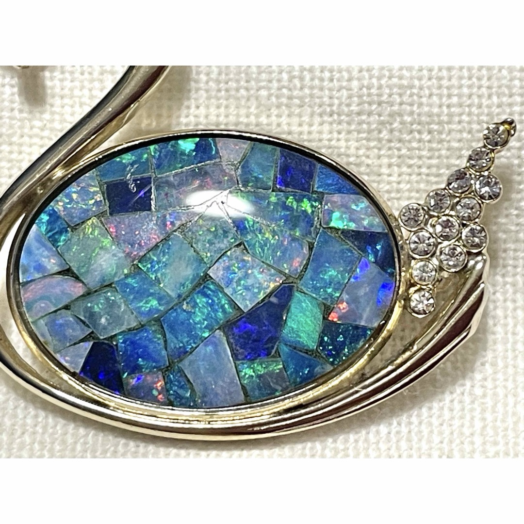 ブローチ モザイク オパール スワン 白鳥 鳥 レディースのアクセサリー(ブローチ/コサージュ)の商品写真