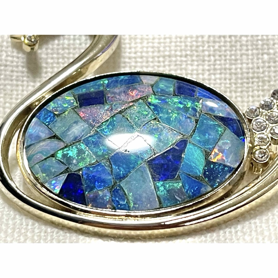 ブローチ モザイク オパール スワン 白鳥 鳥 レディースのアクセサリー(ブローチ/コサージュ)の商品写真