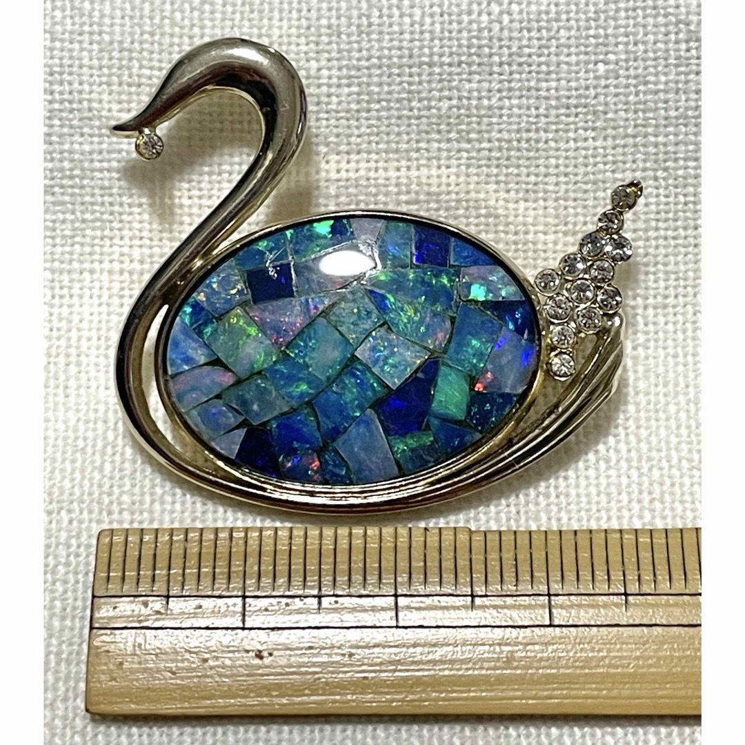 ブローチ モザイク オパール スワン 白鳥 鳥 レディースのアクセサリー(ブローチ/コサージュ)の商品写真