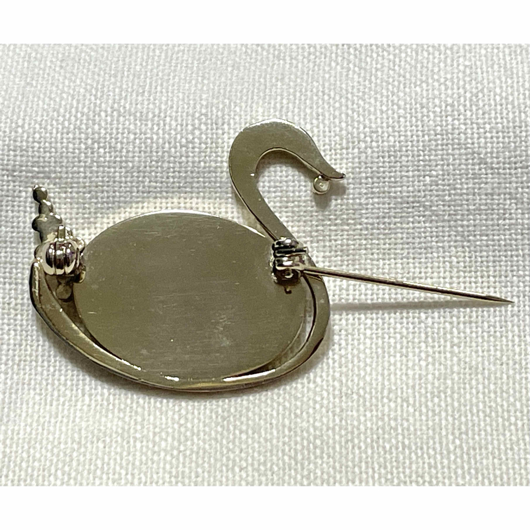 ブローチ モザイク オパール スワン 白鳥 鳥 レディースのアクセサリー(ブローチ/コサージュ)の商品写真