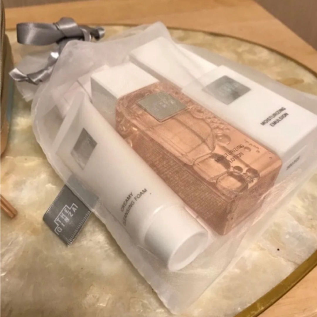 ANA(全日本空輸)(エーエヌエー(ゼンニッポンクウユ))のANA ファーストクラス アメニティ グローブトロッター ポーチ／　ザ.ギンザ　 エンタメ/ホビーのコレクション(ノベルティグッズ)の商品写真