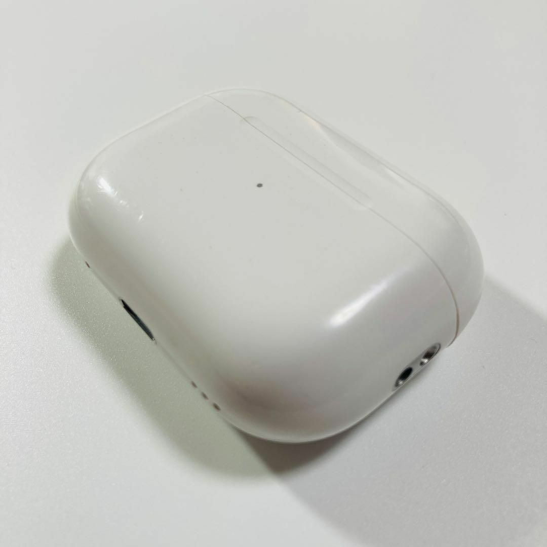 Apple(アップル)のAirPods Pro第2世代　充電ケース　本体　A2968 Type-C @b スマホ/家電/カメラのオーディオ機器(ヘッドフォン/イヤフォン)の商品写真