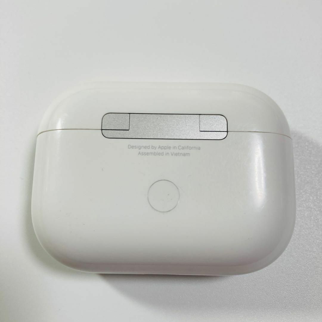 Apple(アップル)のAirPods Pro第2世代　充電ケース　本体　A2968 Type-C @b スマホ/家電/カメラのオーディオ機器(ヘッドフォン/イヤフォン)の商品写真