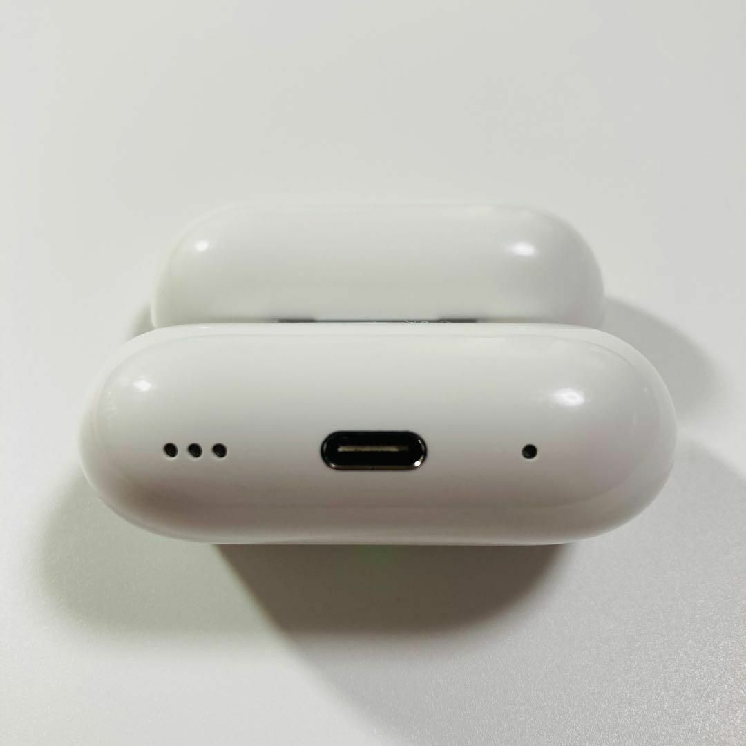 Apple(アップル)のAirPods Pro第2世代　充電ケース　本体　A2968 Type-C @b スマホ/家電/カメラのオーディオ機器(ヘッドフォン/イヤフォン)の商品写真