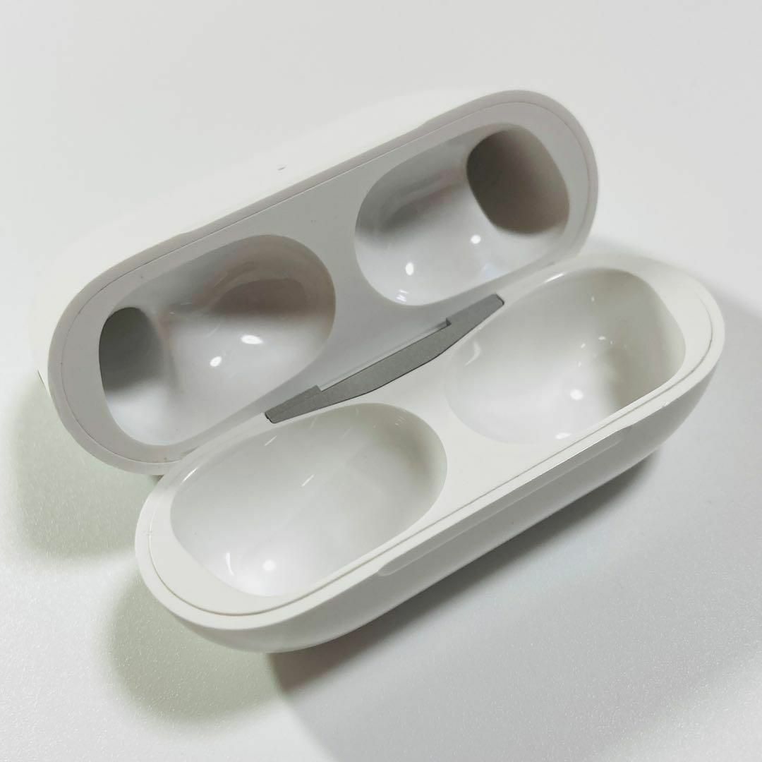 Apple(アップル)のAirPods Pro第2世代　充電ケース　本体　A2968 Type-C @b スマホ/家電/カメラのオーディオ機器(ヘッドフォン/イヤフォン)の商品写真