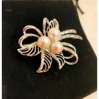 G美品　あこや　花デザインブローチ　Silver刻印　3粒　テリ強　本真珠(ブローチ/コサージュ)