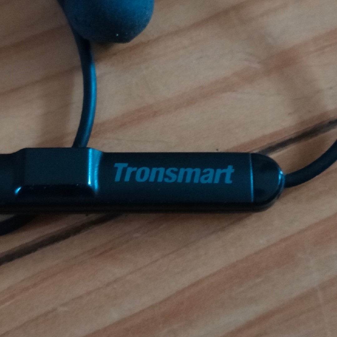 Tronsmartワイヤレスイヤホン スマホ/家電/カメラのオーディオ機器(ヘッドフォン/イヤフォン)の商品写真