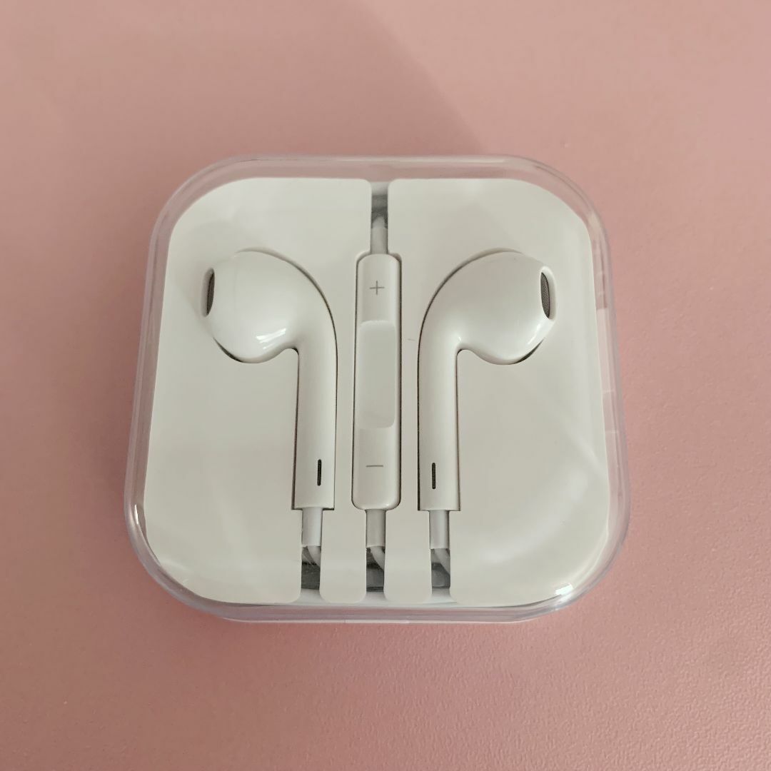Apple(アップル)のApple純正 EarPods 3.5 mm ヘッドフォンプラグ イヤホン スマホ/家電/カメラのオーディオ機器(ヘッドフォン/イヤフォン)の商品写真