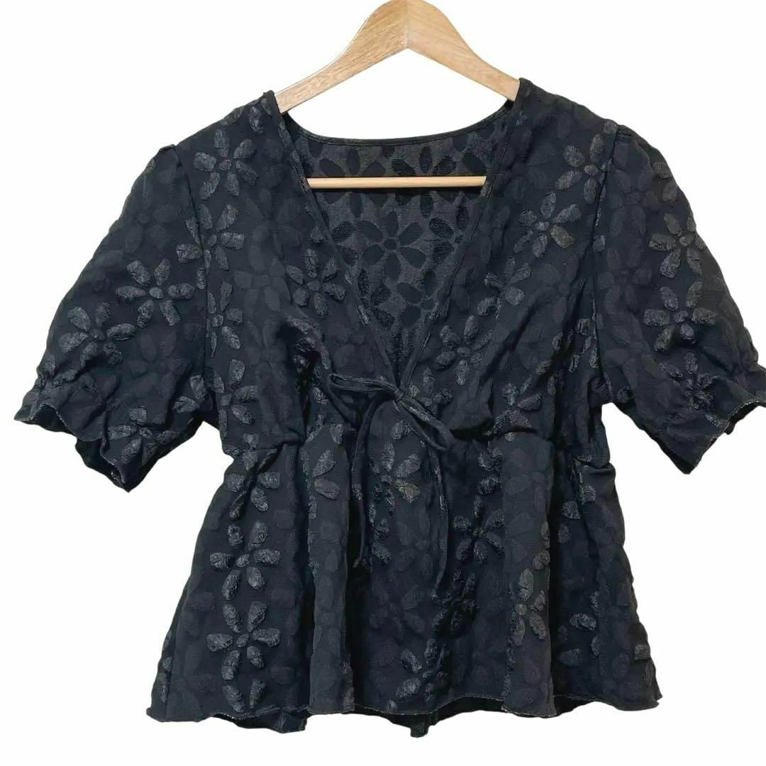 SHEIN(シーイン)の大きめ ゆったり トップス 黒 ブラック 花柄 ボタニカル 上品 Vネック レディースのトップス(カットソー(半袖/袖なし))の商品写真