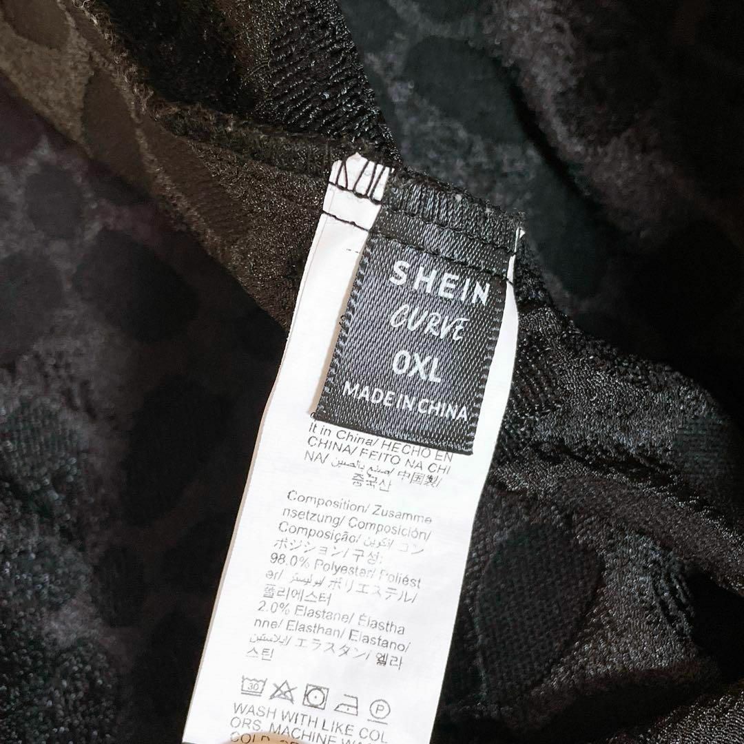 SHEIN(シーイン)の大きめ ゆったり トップス 黒 ブラック 花柄 ボタニカル 上品 Vネック レディースのトップス(カットソー(半袖/袖なし))の商品写真