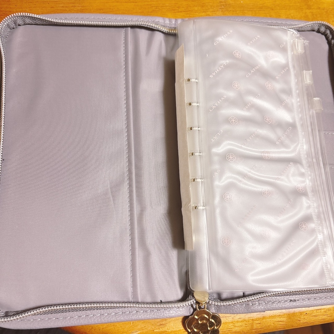 CLATHAS(クレイサス)の【収納たっぷり】クレイサスのクリアポケット付き バインダーケース 収納 レディースのファッション小物(財布)の商品写真