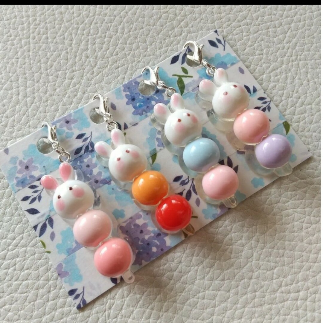 チャーム #1045☆ うさぎの3色団子 　　　　ミニチュア デコパーツ ハンドメイドのアクセサリー(チャーム)の商品写真