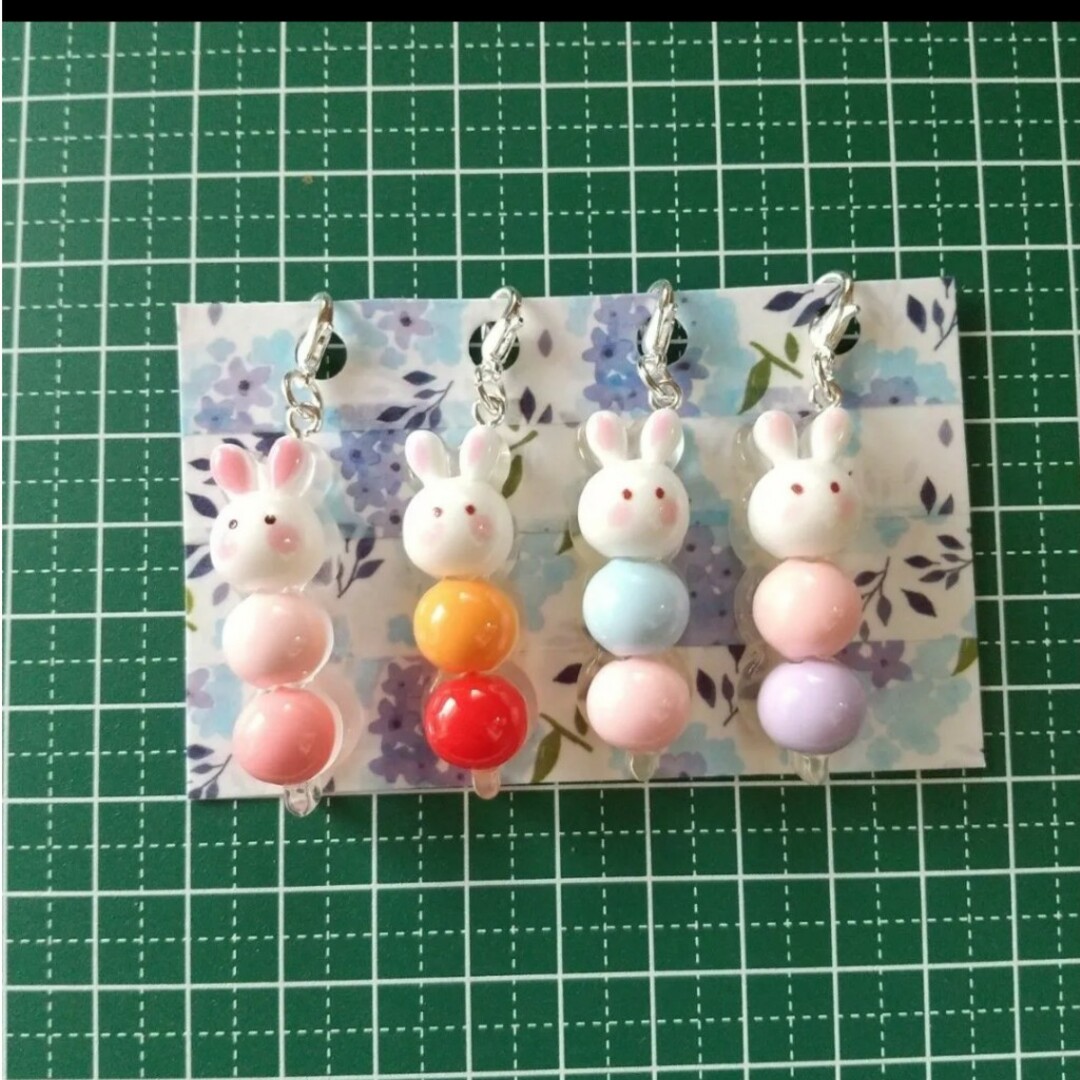 チャーム #1045☆ うさぎの3色団子 　　　　ミニチュア デコパーツ ハンドメイドのアクセサリー(チャーム)の商品写真