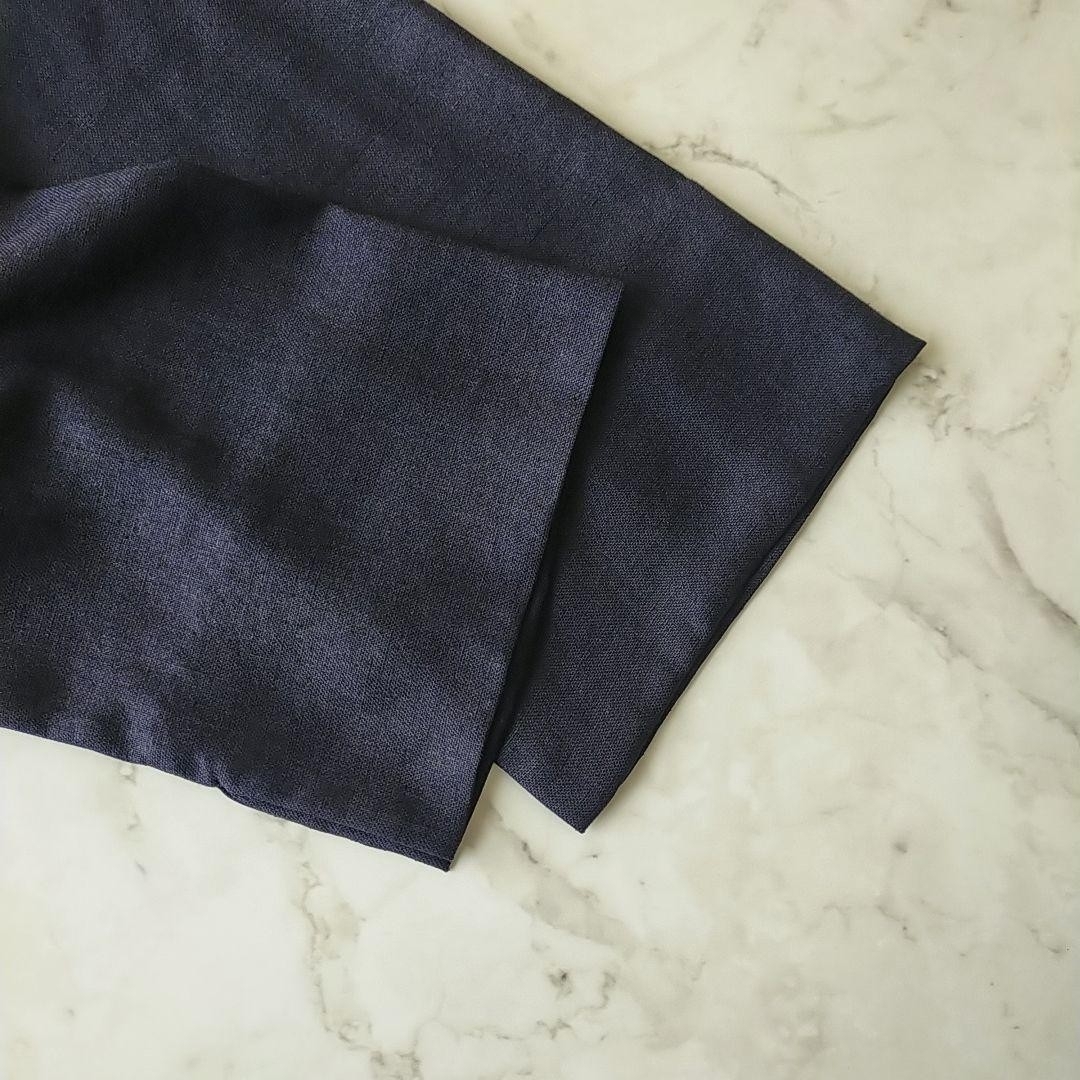UNITED ARROWS green label relaxing(ユナイテッドアローズグリーンレーベルリラクシング)の美品　グリーンレーベルリラクシング　ネイビー　Vネックブラウス レディースのトップス(シャツ/ブラウス(長袖/七分))の商品写真