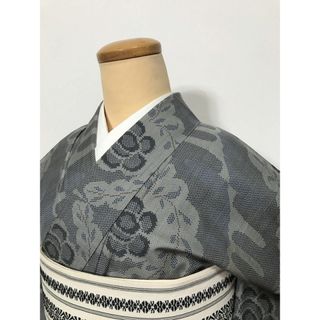 【中古】Mサイズ 紬 交織 グレー地に枝花文様(着物)