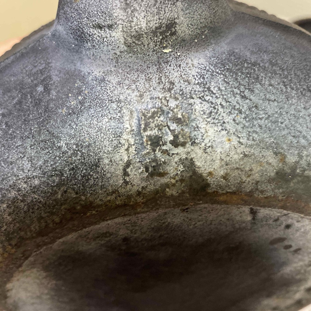 南部鉄器(ナンブテッキ)の南部鉄器黒い鋳鉄製の鉄瓶2L エンタメ/ホビーの美術品/アンティーク(金属工芸)の商品写真