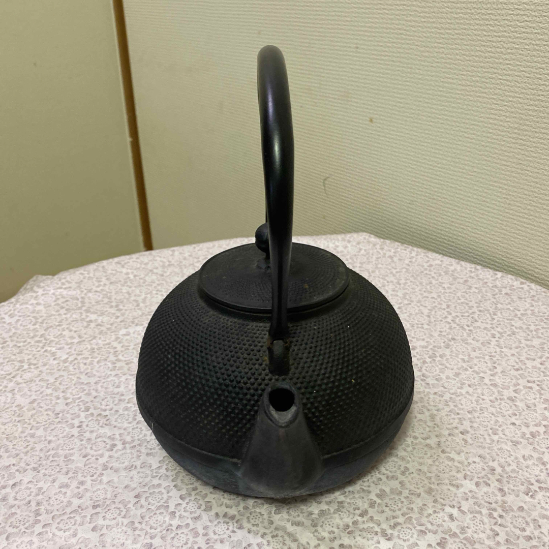 南部鉄器(ナンブテッキ)の南部鉄器黒い鋳鉄製の鉄瓶2L エンタメ/ホビーの美術品/アンティーク(金属工芸)の商品写真